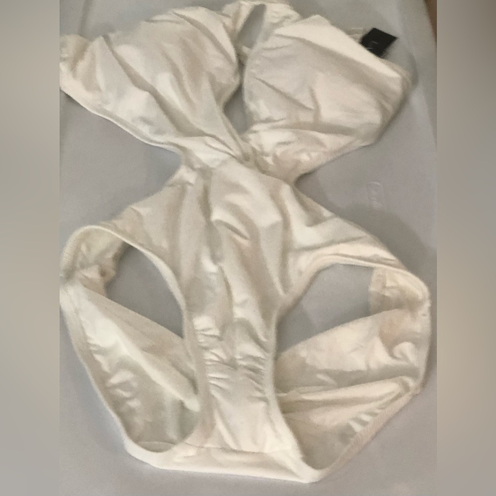 NWT. One piece white LA BLANCA swimsuit. Size 8